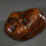 Masken Netsuke "Okame", Holz, schöne Alterspatina, 19.Jh., 5x4cm, Gebrauchsspuren - Foto 2