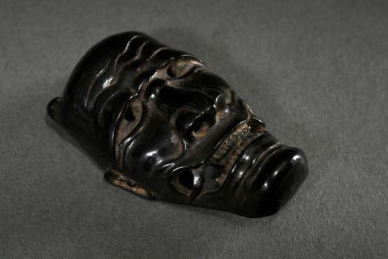 Masken Netsuke "Dämon", verso Steg mit Himotoshi, dunkel gebeiztes und poliertes Holz, 5,4x3,1cm, Tragespuren - photo 4