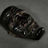 Masken Netsuke "Dämon", verso Steg mit Himotoshi, dunkel gebeiztes und poliertes Holz, 5,4x3,1cm, Tragespuren - photo 4