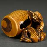 Elfenbein Netsuke "Daikoku mit riesigem morschen Glückshammer", patiniert, Ritzsignatur, 4x5x2,5cm, Genehmigung nach Art. 10d VO (EG 338/97) liegt vor, kein Export außerhalb der EU - photo 1