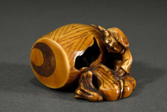 Elfenbein Netsuke "Daikoku mit riesigem morschen Glückshammer", patiniert, Ritzsignatur, 4x5x2,5cm, Genehmigung nach Art. 10d VO (EG 338/97) liegt vor, kein Export außerhalb der EU - фото 1