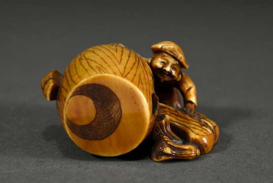 Elfenbein Netsuke "Daikoku mit riesigem morschen Glückshammer", patiniert, Ritzsignatur, 4x5x2,5cm, Genehmigung nach Art. 10d VO (EG 338/97) liegt vor, kein Export außerhalb der EU - photo 2