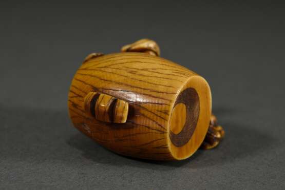 Elfenbein Netsuke "Daikoku mit riesigem morschen Glückshammer", patiniert, Ritzsignatur, 4x5x2,5cm, Genehmigung nach Art. 10d VO (EG 338/97) liegt vor, kein Export außerhalb der EU - Foto 3