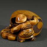 Elfenbein Netsuke "Daikoku mit riesigem morschen Glückshammer", patiniert, Ritzsignatur, 4x5x2,5cm, Genehmigung nach Art. 10d VO (EG 338/97) liegt vor, kein Export außerhalb der EU - Foto 4