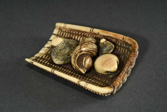 Elfenbein Netsuke "Worfel mit Meeresschnecke und Muscheln", signiert Tomokazu auf Rotlackplättchen, 1,2x4x3,5cm, Genehmigung nach Art. 10d VO (EG 338/97) liegt vor, kein Export außerhalb der EU - photo 1