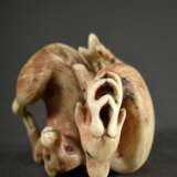 Elfenbein Netsuke "Röhrender Hirsch mit Hindin auf Ahornlaub" mit fein graviertem und partiell eingefärbtem Fell, in Kartusche sign. 蘭一 Ran'ichi, Japan 19.Jh., H. 3,3cm, eingelegte Horn Augen, 1 fehlt, 1 Blatt defekt, berieben, Genehm… - photo 6