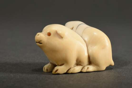 Elfenbein Netsuke "Zwei Welpen" mit eingelegten Horn Augen (1 fehlt), Japan um 1900, H. 2cm, Risse, schöne Alterspatina, Genehmigung nach Art.10d VO (EG 338/97) liegt vor, kein Export außerhalb der EU - фото 3