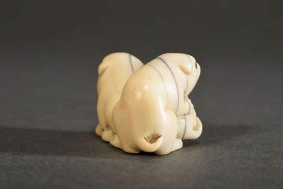 Elfenbein Netsuke "Zwei Welpen" mit eingelegten Horn Augen (1 fehlt), Japan um 1900, H. 2cm, Risse, schöne Alterspatina, Genehmigung nach Art.10d VO (EG 338/97) liegt vor, kein Export außerhalb der EU - photo 4