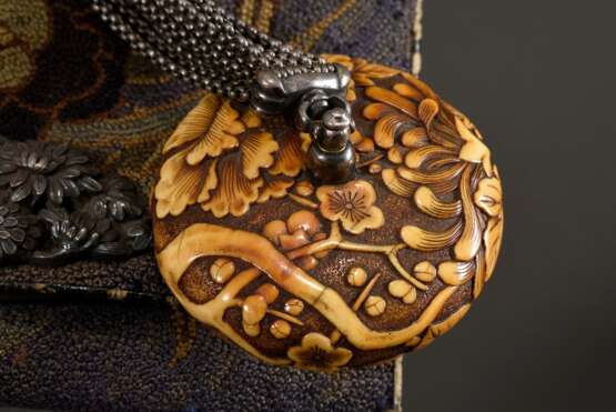 Tabakoire mit floraler Schlingenstickerei, Kanamono und Elfenbein Kagamibuta Netsuke an 15reihiger Erbskette mit Silber Chrysanthemen Relief, innen floral bedrucktes Waschleder, Meiji Periode, Japan um 1900 (13,5x22cm), Provenienz: Hans Adolf Ernst E… - фото 3