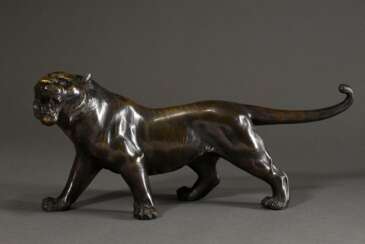 Bronze &quot;Brüllender Tiger&quot;, Meiji Periode, Japan um 1900, L. 54cm, Altersspuren, Patina teils berieben, kleinere Kratzer