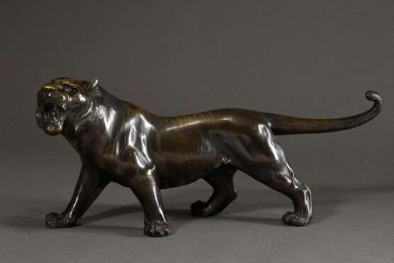 Bronze "Brüllender Tiger", Meiji Periode, Japan um 1900, L. 54cm, Altersspuren, Patina teils berieben, kleinere Kratzer - Foto 1