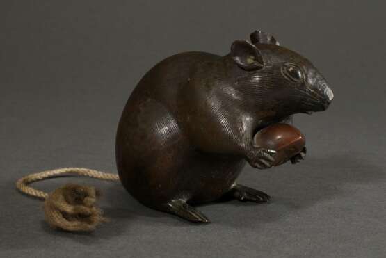 Japanische Bronze "Ratte mit Esskastanie", sign., Meiji Periode, H. 9,5cm, Schwanz ergänzt - Foto 1