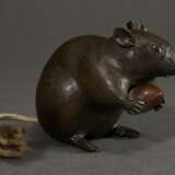 Japanische Bronze "Ratte mit Esskastanie", sign., Meiji Periode, H. 9,5cm, Schwanz ergänzt - Foto 1