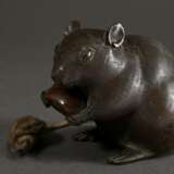 Japanische Bronze "Ratte mit Esskastanie", sign., Meiji Periode, H. 9,5cm, Schwanz ergänzt - фото 3