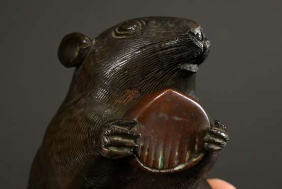 Japanische Bronze "Ratte mit Esskastanie", sign., Meiji Periode, H. 9,5cm, Schwanz ergänzt - photo 5