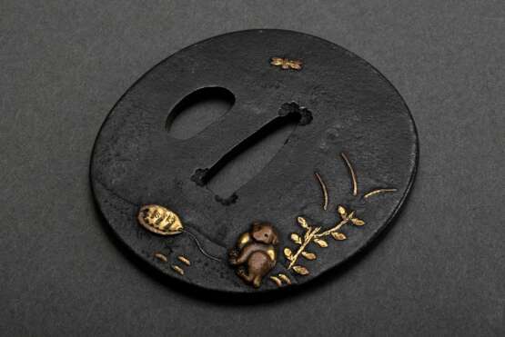 Eisen Tsuba mit Kupfer- und Goldtauschierungen "Hund mit Seidenraupen Kokon", Japan, Edo Periode, 19.Jh., 6,8x6,3cm, Tragespuren - Foto 1