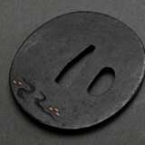 Eisen Tsuba mit Kupfer- und Goldtauschierungen "Hund mit Seidenraupen Kokon", Japan, Edo Periode, 19.Jh., 6,8x6,3cm, Tragespuren - фото 2