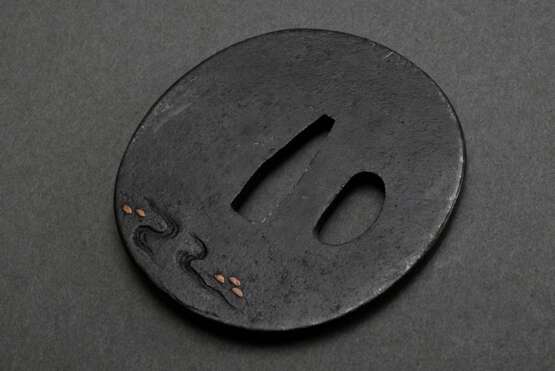 Eisen Tsuba mit Kupfer- und Goldtauschierungen "Hund mit Seidenraupen Kokon", Japan, Edo Periode, 19.Jh., 6,8x6,3cm, Tragespuren - Foto 2