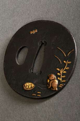 Eisen Tsuba mit Kupfer- und Goldtauschierungen "Hund mit Seidenraupen Kokon", Japan, Edo Periode, 19.Jh., 6,8x6,3cm, Tragespuren - Foto 3