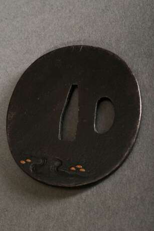 Eisen Tsuba mit Kupfer- und Goldtauschierungen "Hund mit Seidenraupen Kokon", Japan, Edo Periode, 19.Jh., 6,8x6,3cm, Tragespuren - Foto 4