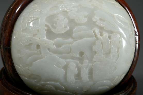 Große ovale gewölbte Jade Plakette (2,5x14x12cm) mit flacher Reliefschnitzerei "Musizierende vor Tempel in kieferbewachsener Berglandschaft", China Qing Zeit, im Deckel einer Hartholzdose (8,5x16x15cm) eingelassen, im Boden Schriftzeichen… - Foto 3