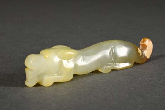 Jade Papiergewicht im Shang Stil "Liegender Chi-Tiger" mit Rust am Schwanz, L. 10cm - photo 1