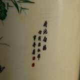 Kleine Elfenbein Vase mit farbig bemalten Gravuren „Höckergänse im Garten“, Schriftzeichen und Signatur, China Anfang 20.Jh., H. 15cm, Genehmigung nach Art. 10d VO (EG 338/97) liegt vor, kein Export außerhalb der EU - photo 5