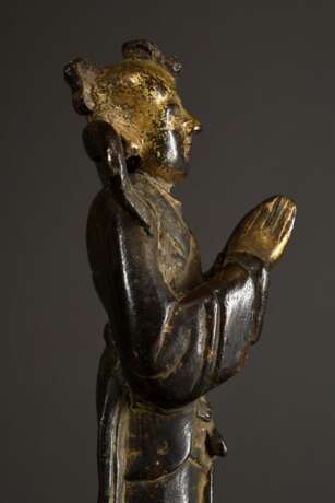 2 Diverse Teile chinesische Bronze: "Adorant" mit Resten von Vergoldung und kleiner Weihrauch Brenner auf drei Beinen, Ming Zeit, 14x5x4cm, schöne Patina, Provenienz: Hans Adolf Ernst Eduard von Winterfeld (1862-1951), Hauptmann im 6. Osta… - photo 6