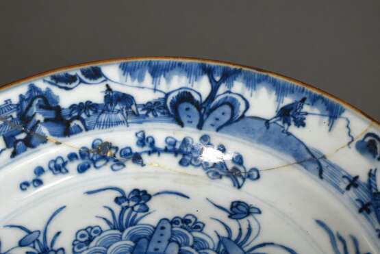 6 Chinesische Blaumalerei Buckelteller "Gelehrtenobjekte, Blumen und Landschaften" mit braunem Rand, etwas unterschiedlich, Ø 23,3cm, Ränder min. best., 2 rest. - Foto 8
