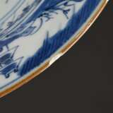 6 Chinesische Blaumalerei Buckelteller "Gelehrtenobjekte, Blumen und Landschaften" mit braunem Rand, etwas unterschiedlich, Ø 23,3cm, Ränder min. best., 2 rest. - фото 12