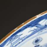 6 Chinesische Blaumalerei Buckelteller "Gelehrtenobjekte, Blumen und Landschaften" mit braunem Rand, etwas unterschiedlich, Ø 23,3cm, Ränder min. best., 2 rest. - фото 13