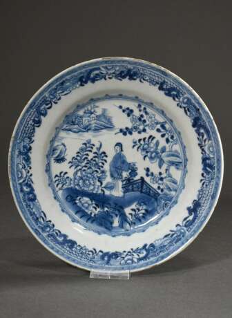Chinesischer Porzellan Teller mit Blaumalerei Szene "Dame im Garten" im Spiegel und ornamentiertem Rand, 19.Jh., Ø 23,3cm, Rand min. best. - Foto 2