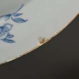 Chinesischer Porzellan Teller mit Blaumalerei Szene "Dame im Garten" im Spiegel und ornamentiertem Rand, 19.Jh., Ø 23,3cm, Rand min. best. - photo 5