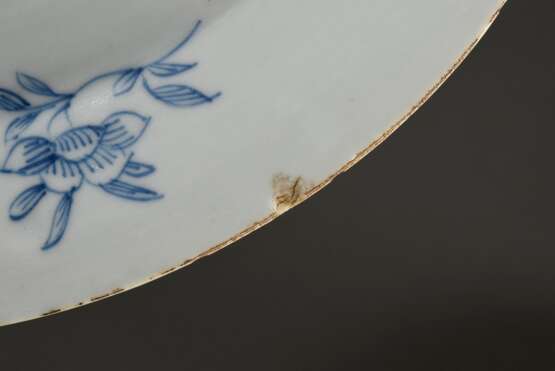 Chinesischer Porzellan Teller mit Blaumalerei Szene "Dame im Garten" im Spiegel und ornamentiertem Rand, 19.Jh., Ø 23,3cm, Rand min. best. - Foto 5