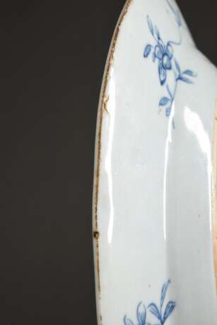 Chinesischer Porzellan Teller mit Blaumalerei Szene "Dame im Garten" im Spiegel und ornamentiertem Rand, 19.Jh., Ø 23,3cm, Rand min. best. - Foto 6