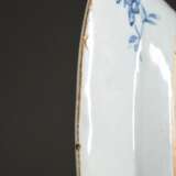 Chinesischer Porzellan Teller mit Blaumalerei Szene "Dame im Garten" im Spiegel und ornamentiertem Rand, 19.Jh., Ø 23,3cm, Rand min. best. - photo 6