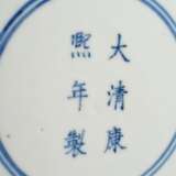 Große gemuldete Blaumalerei Platte mit floralem Dekor im Spiegel und auf dem Rand, Boden mit blauer 6-Zeichen Kangxi Marke im Doppelring, Ø 34,7cm, Rand gechipt, Brandfehler im Spiegel - photo 5