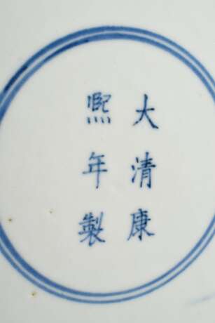 Große gemuldete Blaumalerei Platte mit floralem Dekor im Spiegel und auf dem Rand, Boden mit blauer 6-Zeichen Kangxi Marke im Doppelring, Ø 34,7cm, Rand gechipt, Brandfehler im Spiegel - фото 5