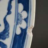 Große gemuldete Blaumalerei Platte mit floralem Dekor im Spiegel und auf dem Rand, Boden mit blauer 6-Zeichen Kangxi Marke im Doppelring, Ø 34,7cm, Rand gechipt, Brandfehler im Spiegel - photo 6