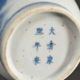 Porzellan Keulenvase mit Blaumalerei Dekor "Landschaft", 6-Zeichen Kangxi Marke, 19.Jh., H. 24,4cm - Foto 5