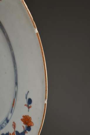 4 Diverse Porzellan Teller mit verschiedenen floralen Imari Dekoren, China 18.Jh., Ø 22,2cm, z.T. berieben und Mushikui am Rand, 1x Haarriss - фото 6