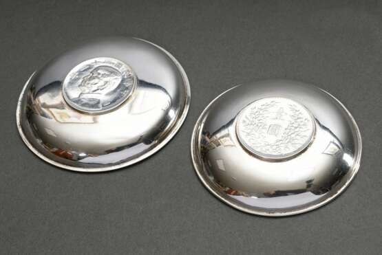 6 Diverse chinesische Kleinteile: 2 Münztellerchen (Ø 8,8-9,6cm), Löffel, Eiszange (L. 12,9cm) und Paar Cloisonné Salieren (Ø 4,6cm), Silber, 174g, Gebrauchsspuren - photo 3