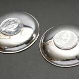 6 Diverse chinesische Kleinteile: 2 Münztellerchen (Ø 8,8-9,6cm), Löffel, Eiszange (L. 12,9cm) und Paar Cloisonné Salieren (Ø 4,6cm), Silber, 174g, Gebrauchsspuren - Foto 3