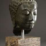 Buddha Kopf mit schönem ruhigen Gesichtsausdruck, Museumsreplik nach antikem Vorbild, patinierter Metallguss auf Granitsockel, 20.Jh., H. 25,4cm (m. Sockel 33,7cm) - Foto 2