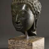 Buddha Kopf mit schönem ruhigen Gesichtsausdruck, Museumsreplik nach antikem Vorbild, patinierter Metallguss auf Granitsockel, 20.Jh., H. 25,4cm (m. Sockel 33,7cm) - Foto 3