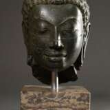 Buddha Kopf mit schönem ruhigen Gesichtsausdruck, Museumsreplik nach antikem Vorbild, patinierter Metallguss auf Granitsockel, 20.Jh., H. 25,4cm (m. Sockel 33,7cm) - photo 4