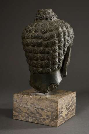 Buddha Kopf mit schönem ruhigen Gesichtsausdruck, Museumsreplik nach antikem Vorbild, patinierter Metallguss auf Granitsockel, 20.Jh., H. 25,4cm (m. Sockel 33,7cm) - photo 5