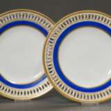 2 Meissen Teller mit durchbrochenem Rand in Blau-Gold staffiert, 19.Jh., Bossiernr.: 22, Ø 23,5cm, etwas berieben - photo 1
