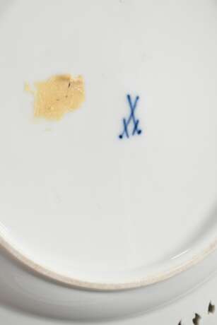 2 Meissen Teller mit durchbrochenem Rand in Blau-Gold staffiert, 19.Jh., Bossiernr.: 22, Ø 23,5cm, etwas berieben - Foto 5