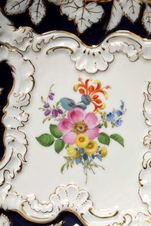 Meissen Prunkteller "Blume" mit Reliefrand in kobaltblau-gold, Modelnr.: Z98, Dekornr.: 101098, Malernr.: 138, Bossiernr.: 79, Jahreszeichen 1977, Ø 30cm - фото 5